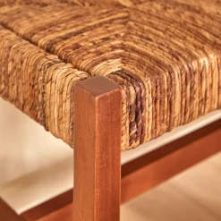 Banc tressé en fibre végétale avec structure en bois