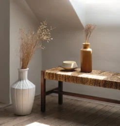 Banc tressé en fibre végétale avec structure en bois