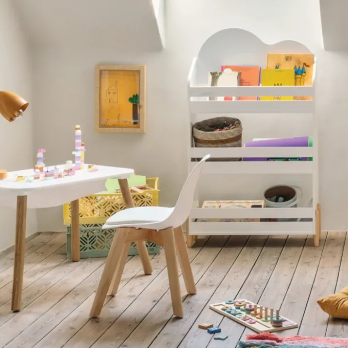 Bibliothèque enfant à étagères ouvertes forme organique