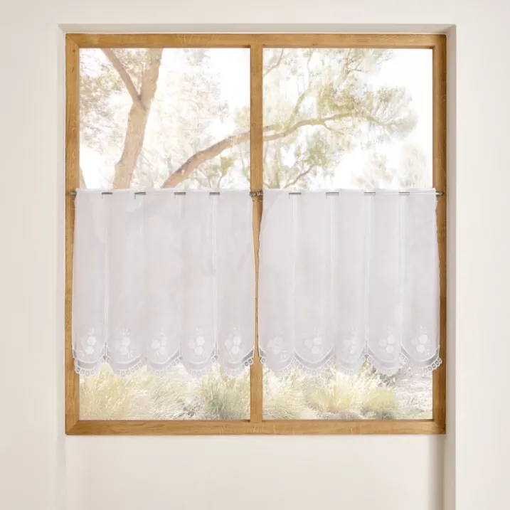 Brise-bise brodé à motif fleurs avec finition macramé