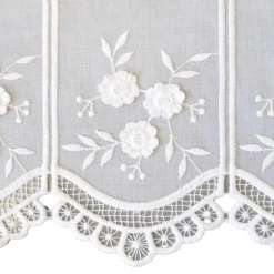 Brise-bise brodé à motifs floraux