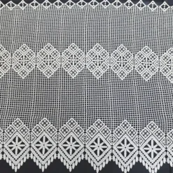 Brise bise en macramé au style graphique