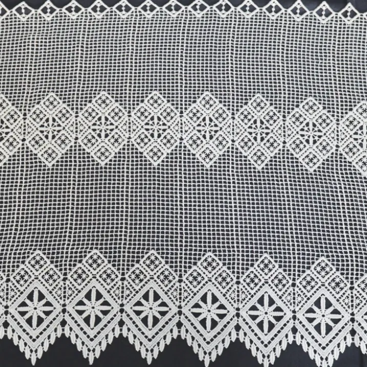 Brise bise en macramé au style graphique