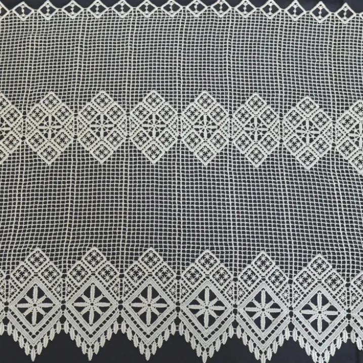 Brise bise en macramé au style graphique