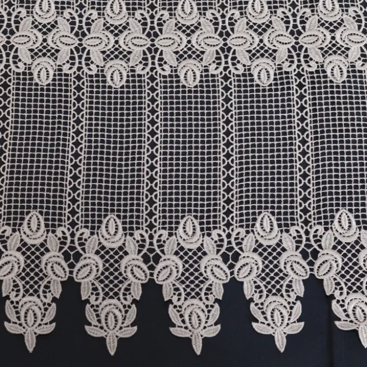 Brise bise en macramé au style ornemental