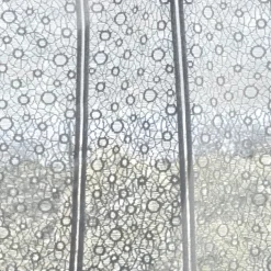 Brise-bise en maille aux cercles ajourés