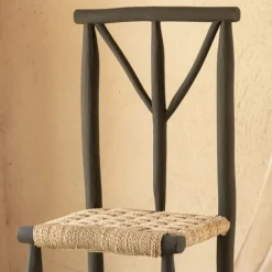 Chaise en bois noir et assise en paille