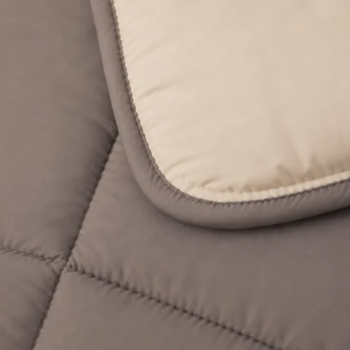 Couette légère réversible bicolore en microfibre 200 gr/m²