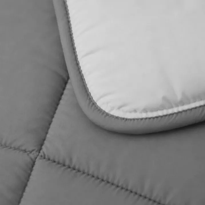 Couette légère réversible bicolore en microfibre 200 gr/m²