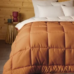 Couette légère réversible bicolore en microfibre 200 gr/m²