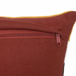 Coussin aux motifs géométriques