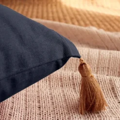 Coussin avec pompons en jute