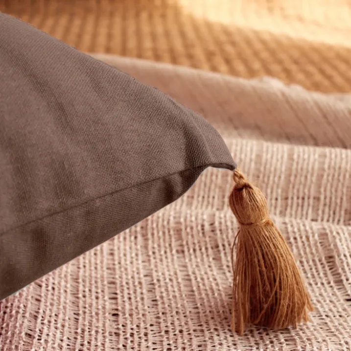 Coussin avec pompons en jute