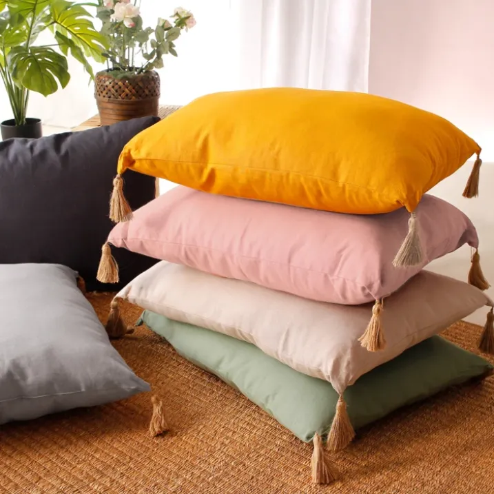 Coussin avec pompons en jute