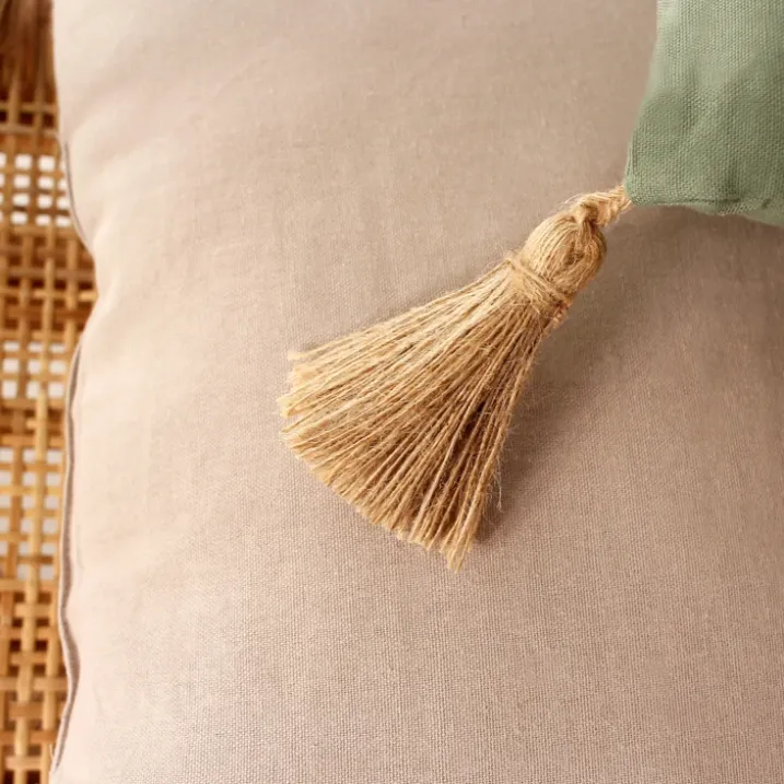 Coussin avec pompons en jute