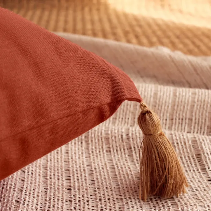 Coussin avec pompons en jute