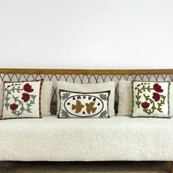 Coussin brodé avec motif oiseaux et "amour"