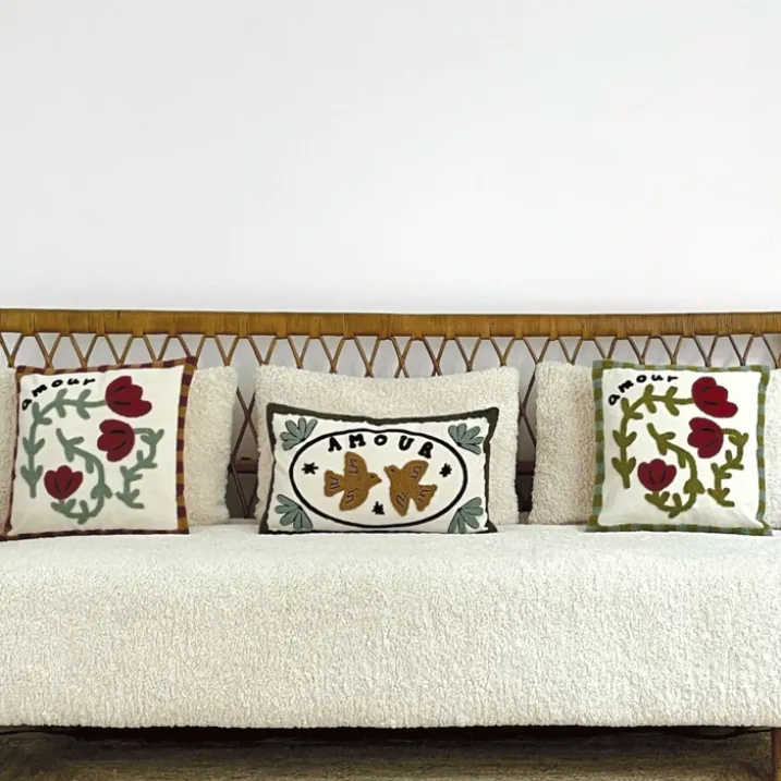 Coussin brodé avec motif oiseaux et "amour"