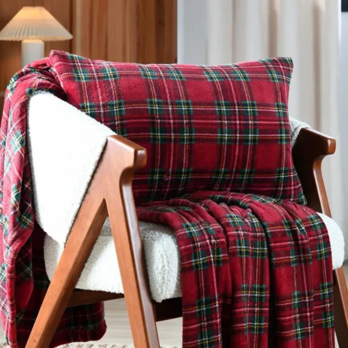 Coussin à carreaux écossais