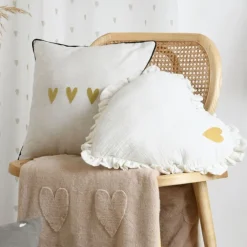 Coussin cœur en coton à volant froncé
