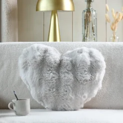 Coussin décoratif cœur imitation fourrure