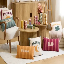 Coussin décoratif en coton brodé GOOD LUCK