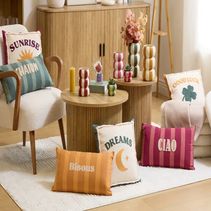 Coussin décoratif en coton brodé GOOD LUCK