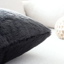 Coussin décoratif imitation fourrure toucher ultra doux