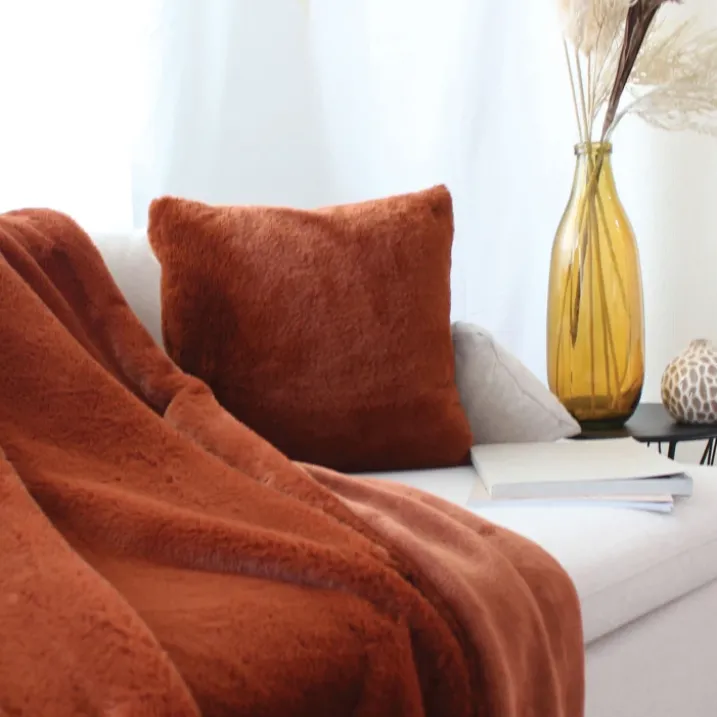 Coussin décoratif imitation fourrure toucher ultra doux