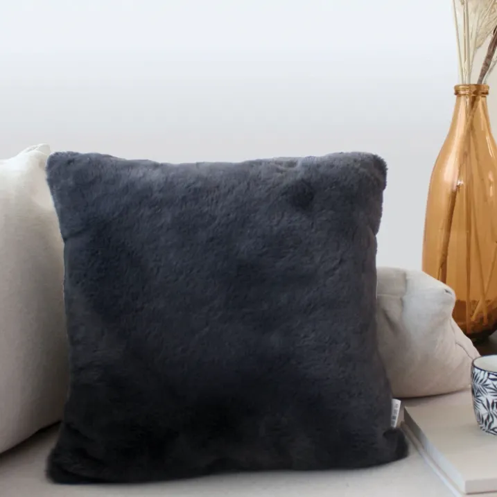 Coussin décoratif imitation fourrure toucher ultra doux