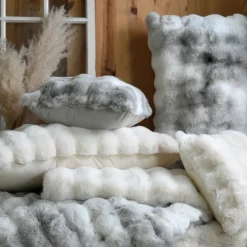 Coussin déhoussable imitation fourrure