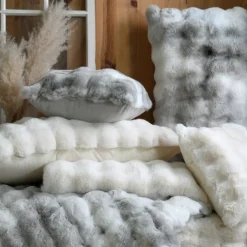 Coussin déhoussable imitation fourrure
