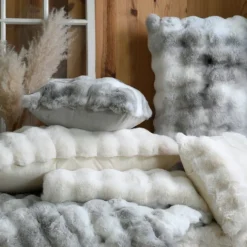 Coussin déhoussable imitation fourrure