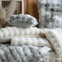 Coussin déhoussable imitation fourrure