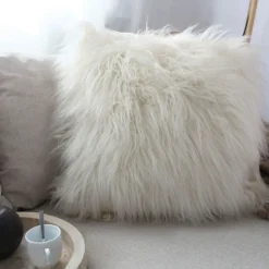 Coussin déhoussable uni imitation fourrure