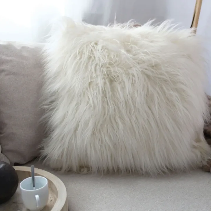 Coussin déhoussable uni imitation fourrure