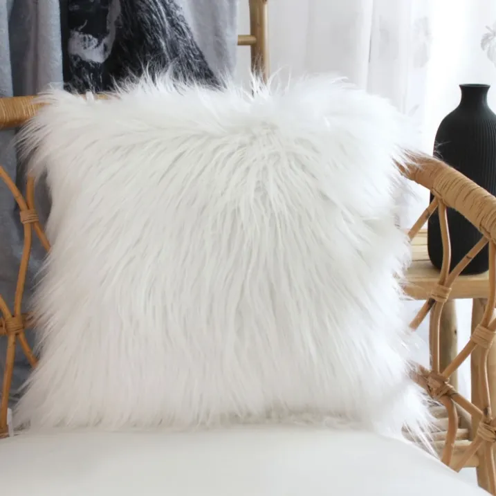 Coussin déhoussable uni imitation fourrure