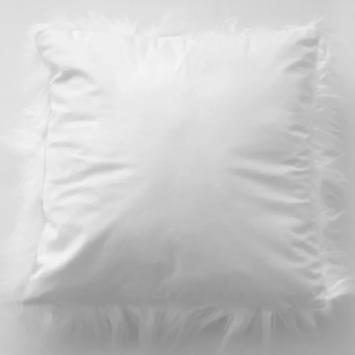 Coussin déhoussable uni imitation fourrure