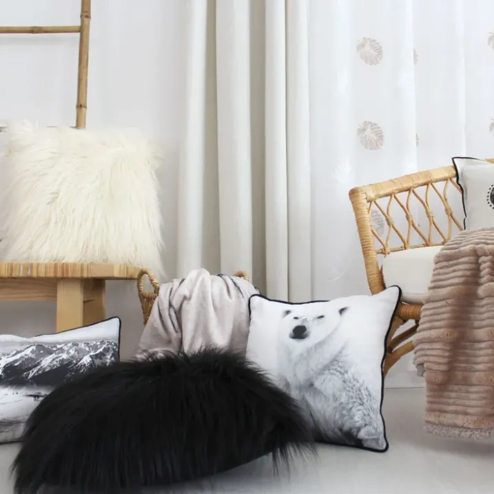 Coussin déhoussable uni imitation fourrure