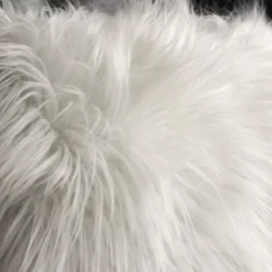 Coussin déhoussable uni imitation fourrure