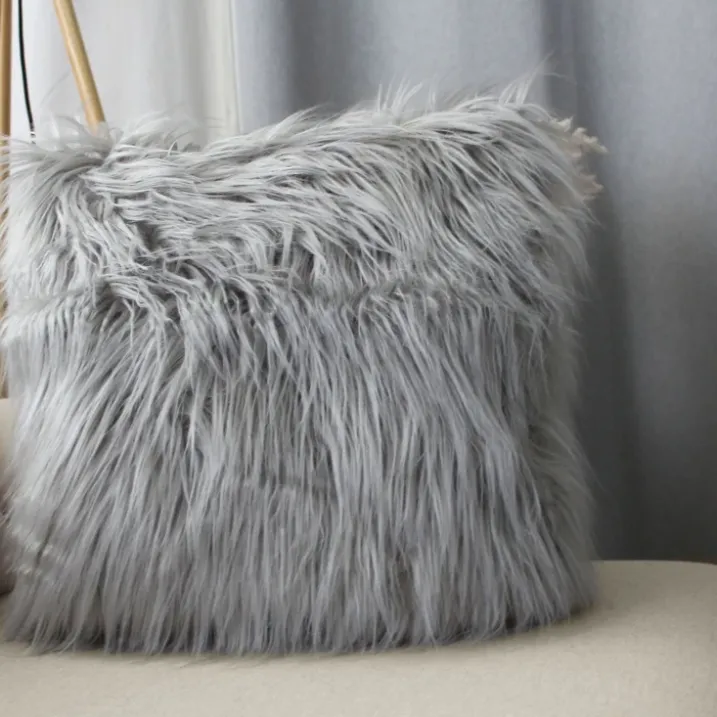 Coussin déhoussable uni imitation fourrure
