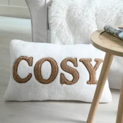 Coussin en polaire avec message brodé