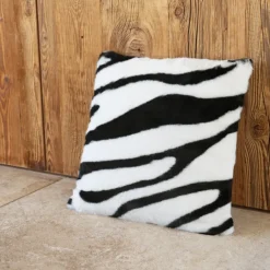 Coussin garni à motif zèbre avec dos en velours