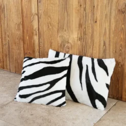 Coussin garni à motif zèbre avec dos en velours