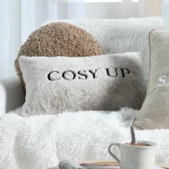 Coussin imitation fourrure brodé "Cosy up"