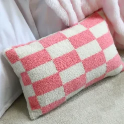 Coussin rectangulaire en bouclette à motif damier
