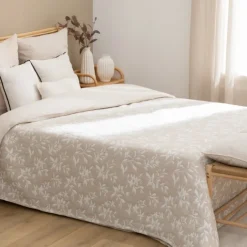Dessus de lit fleuri matelassé