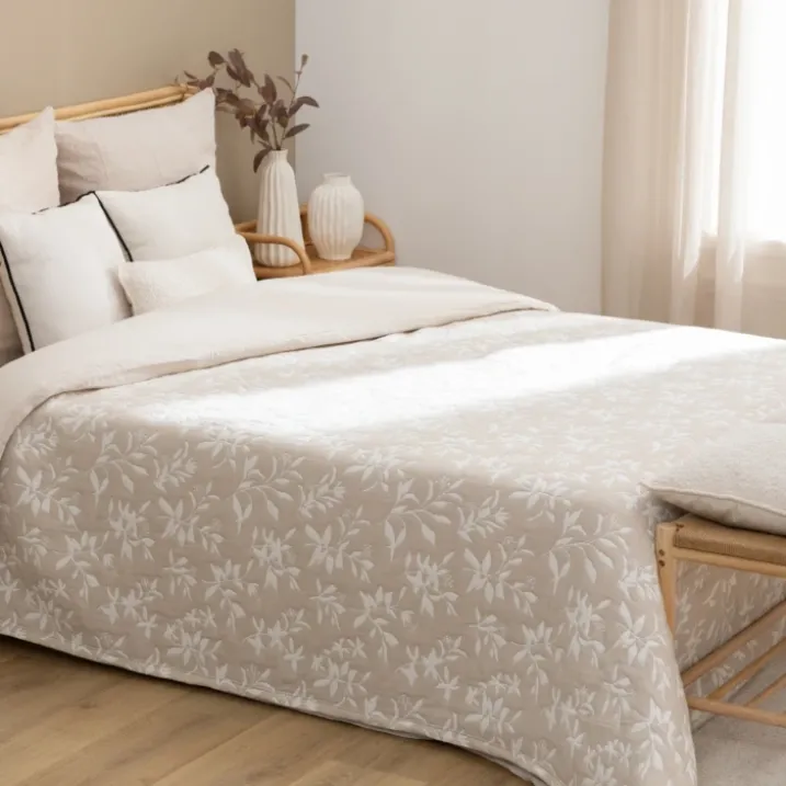Dessus de lit fleuri matelassé