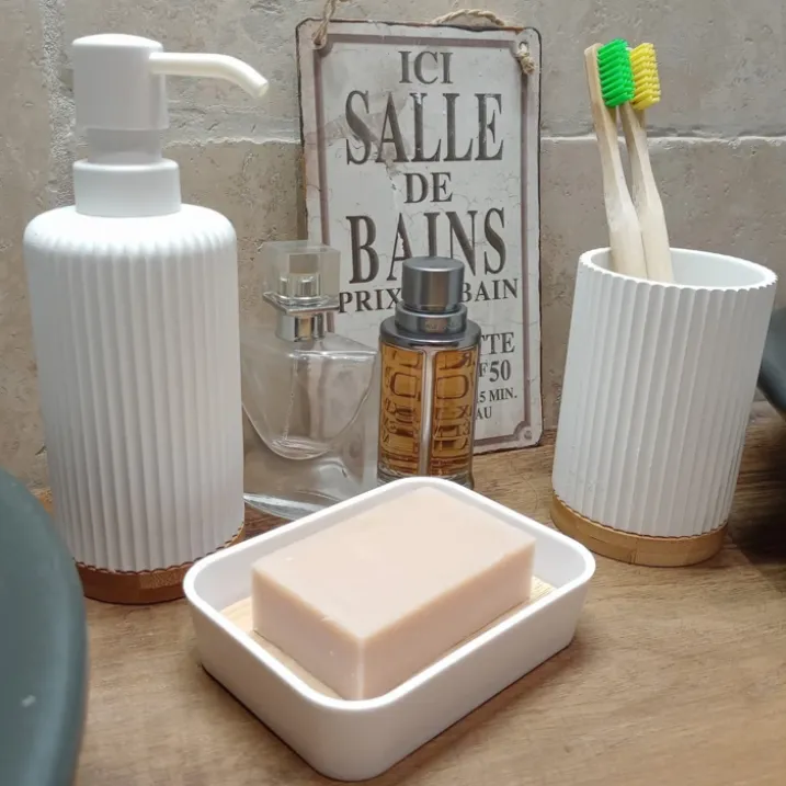 Distributeur à savon strié