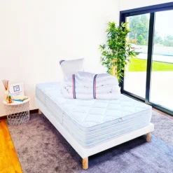 Ensemble literie avec matelas mémoire de forme 24 cm, sommier blanc, oreillers et couette